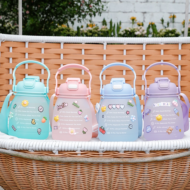 Bình đựng nước Greeninterior 1300ml có ống hút kèm dây đeo và có quai cầm tiện lợi, cốc đựng nước cute Màu Xanh Dương