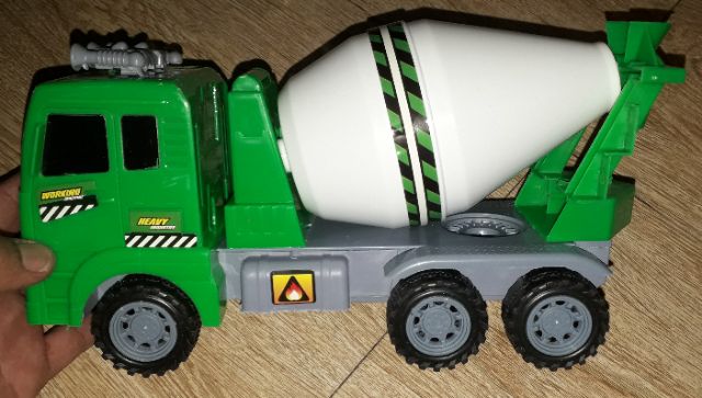 Chiếc xe bồn trộn bê tông mô hình bằng nhựa kích thước 25x15x10 cm chạy chớn