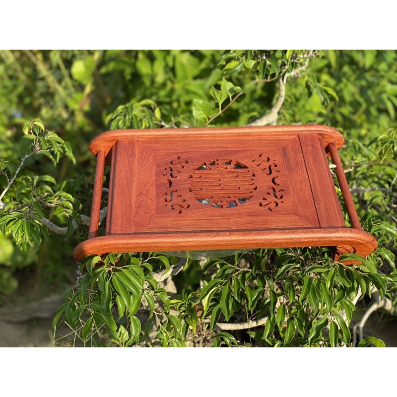 Khay trà chân quỳ và khay trà cuốn thư làm từ gỗ hương gia lai . Dùng cho các dịp trung thu , lễ tết , rằm , mùng một