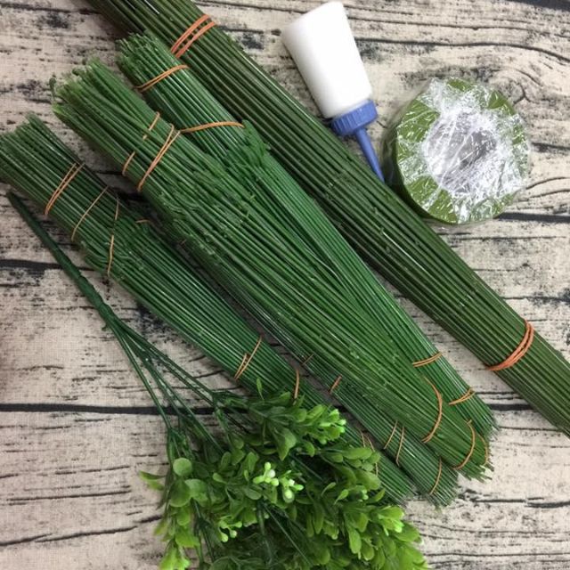 Cành và lá gắn hoa hồng sáp thơm