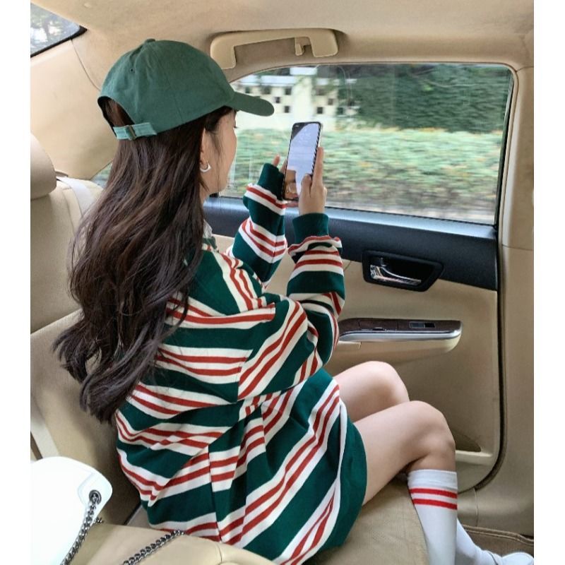 Áo sweater cổ tròn dài tay dáng rộng kẻ sọc dày dặn phong cách mới thời trang thu đông 2021 cho nữ