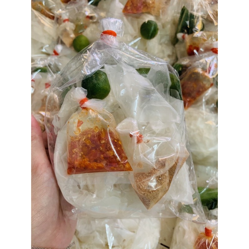 Bánh tránh phơi sương sốt me, ớt rim, muối hành phi | BigBuy360 - bigbuy360.vn