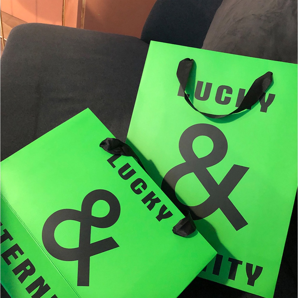 Túi giấy bìa cứng xanh logo đen "LUCKY & ETERNITY", quai vải mềm