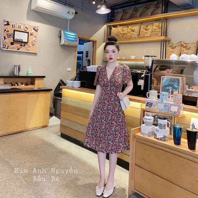 Váy hoa đỏ cổ V