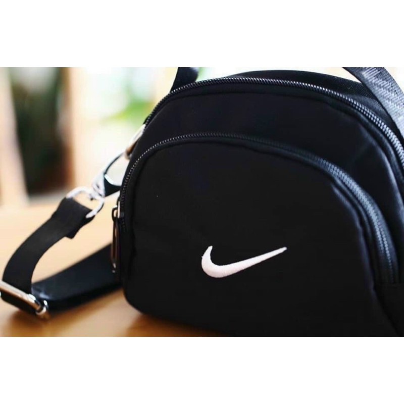 -Túi mini đeo chéo  Nikkie crossbody bag--màu đen logo trắng trendy
