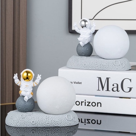 Đèn phi hành gia ôm mặt trăng decor phòng ngủ, nhà cửa