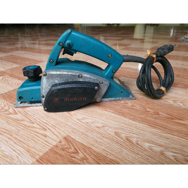 Bào gỗ Makita 1900B xài điện 100 volt , lưỡi 82mm