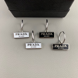 Khuyên tai dạng tròn mặt hình chữ nhật khắc chữ Prada thời trang 2021
