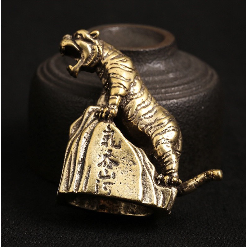 Tượng Đồng Phong Thủy May Mắn Tài Lộc Hình Hổ Gầm Núi Bằng Đồng (Kích cỡ: 5 x 5cm)