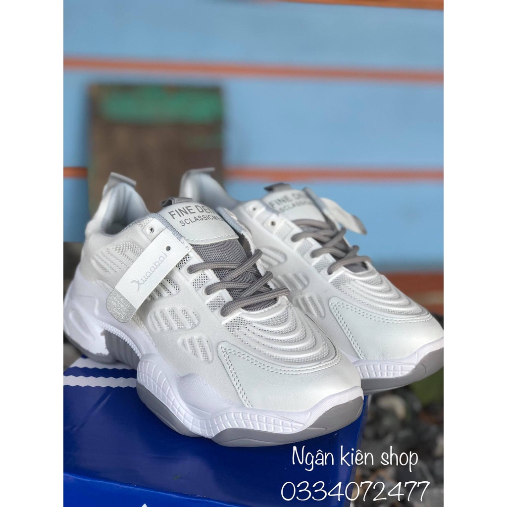 Giày sneaker đế xám, fom gọn gàng, đế cao 4-5 cm