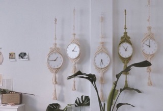Đồng hồ treo tường macrame lông vũ