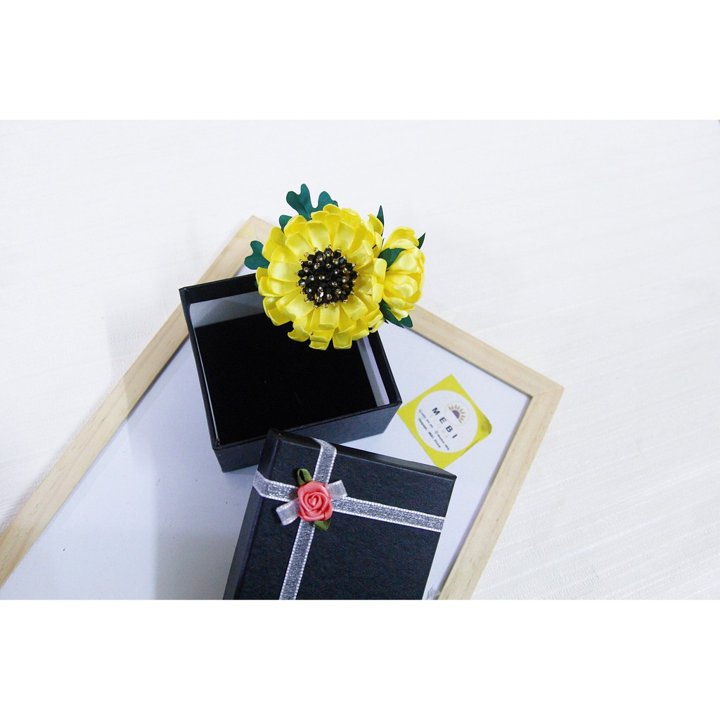 (ảnh thật 100%) Hoa cài áo handmade mẫu cúc vàng đôi nhụy pha lê đen (no box)