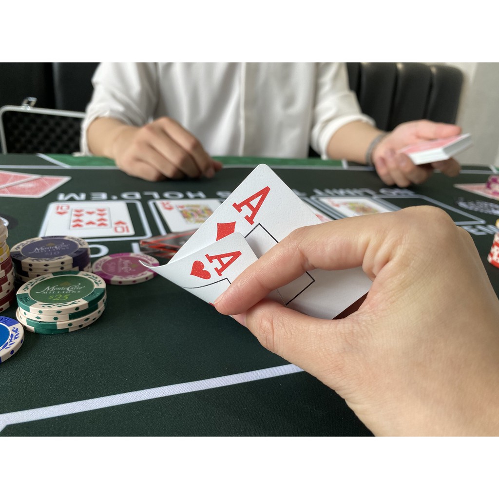 Vali 300 Chip Clays cao cấp Monte Carlo (Có bao Gồm Thảm nhỏ) dành cho Poker và các bộ môn khác.