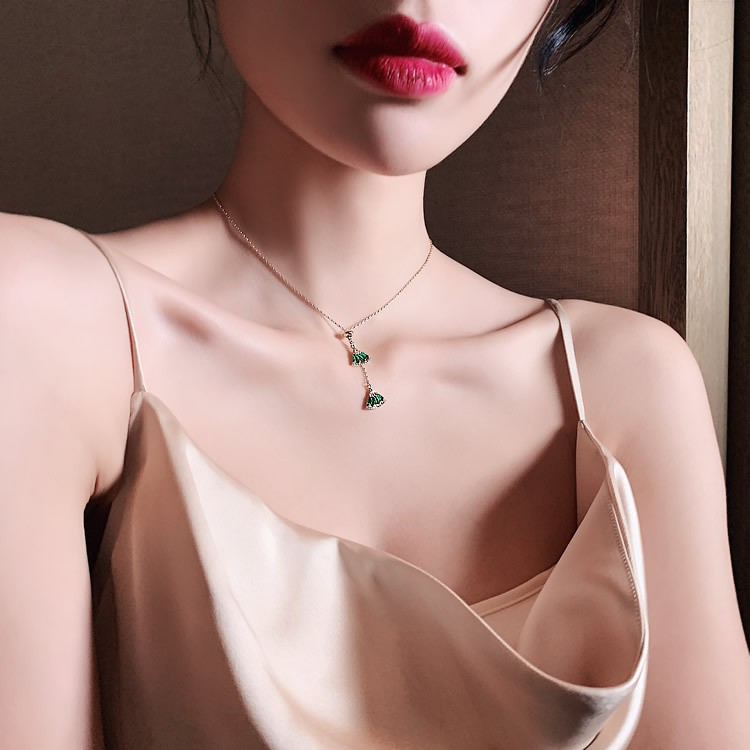 Korean Version of the retro baroque classic emerald necklace, đá gemstone và sparkling diamond necklace, highend luxury goddess clavicle chain necklace