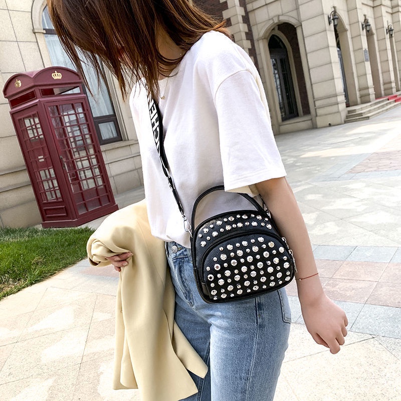 túi xách nữ Túi nhỏ xu hướng thời trang của phụ nữ đơn giản và linh hoạt Túi đinh tán lưới màu đỏ pop Single Shoulder Messenger Bag Túi xách nữ băng rộng túi đeo vai đơn của phụ nữ