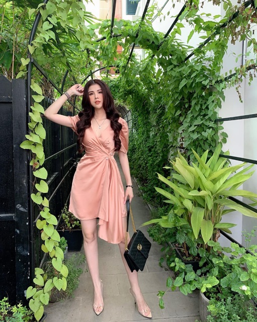 Đầm dự tiệc phi cổ V cài trâm | BigBuy360 - bigbuy360.vn