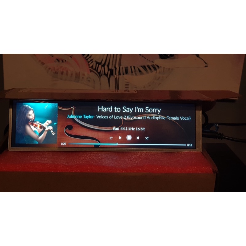 Màn hình dài 8,8 inh độ phân giải cao IPS 1920 x 480, HDMI mini