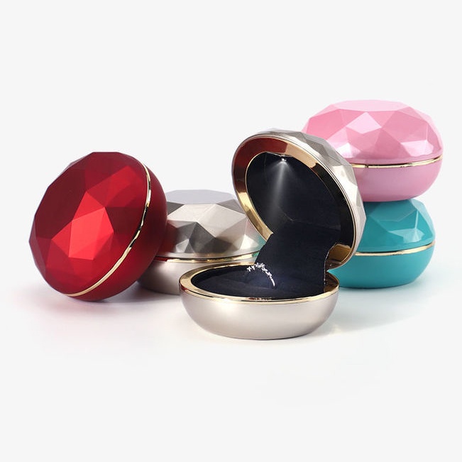 Hộp Đựng Nhẫn Hình Tròn Viền Vàng Có Đèn LED Độc Đáo