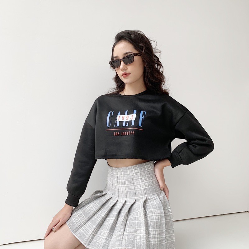 Áo nỉ croptop màu den in Cali 1993 (FFTW20W21SK) | BigBuy360 - bigbuy360.vn