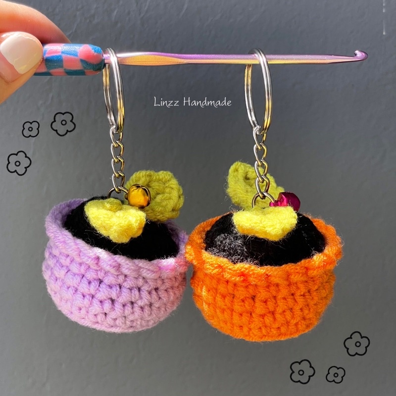 Chậu cây mini handmade by linzz có tặng kèm chuông nhỏ khi mua móc khóa