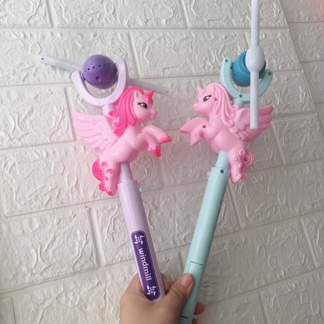 Gậy chong chóng nhiều hình có đèn và nhạc cho bé