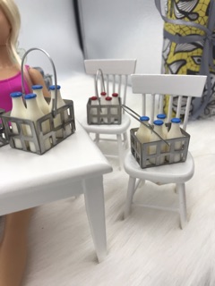 Set 2 chai sữa tươi mini dành cho búp bê.