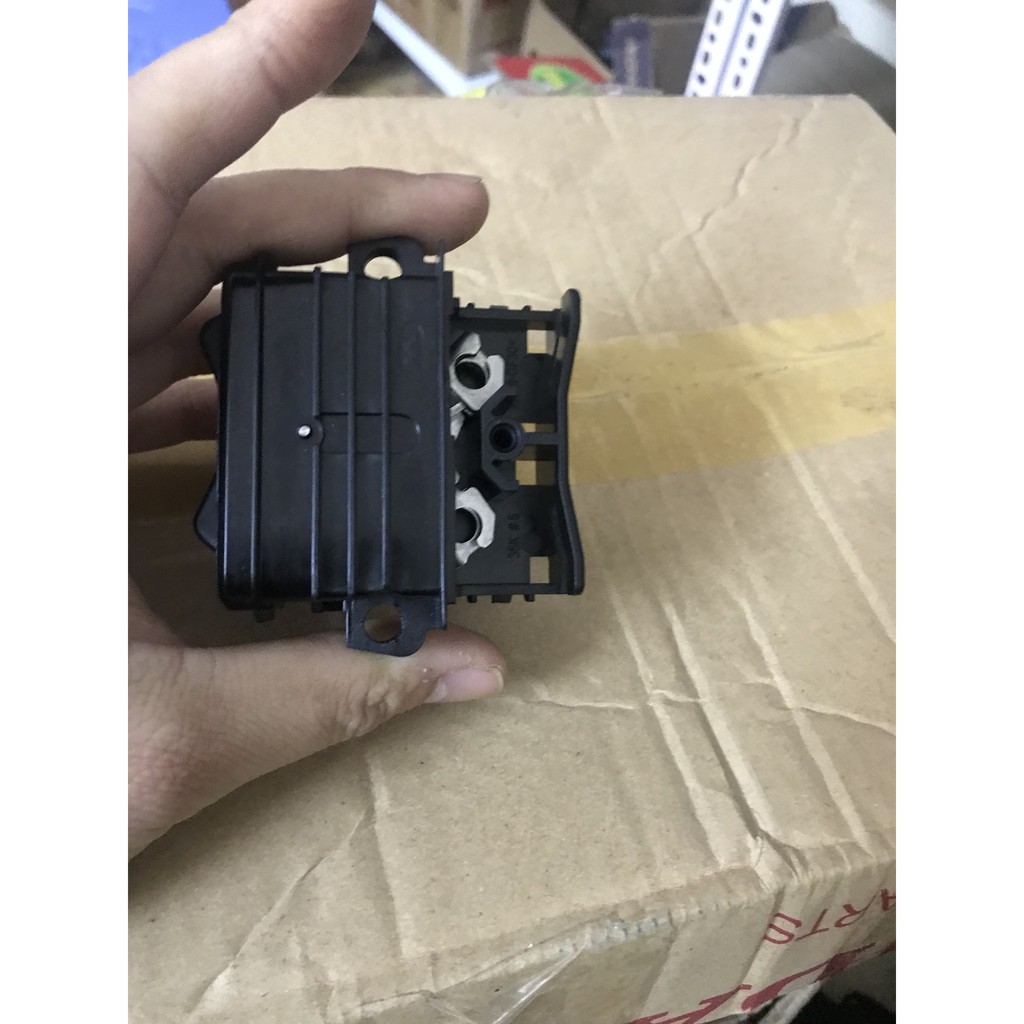 Nút mở bình xăng và mở cốp