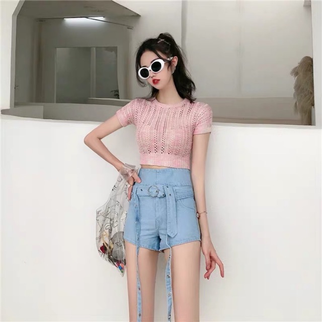 Set áo croptop len kết hợp quần shorts jean dây phá cách