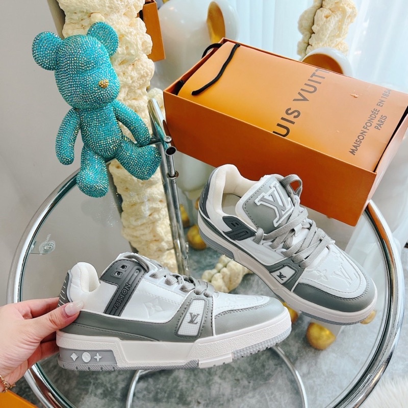GIÀY L.V TRAINER SNEAKER WHITE GREY LAI AU