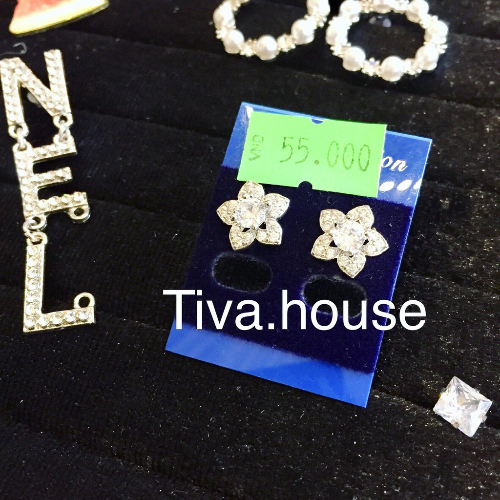 Bông tai hoa 5 cánh hạt to giữa đính hạt lấp lánh