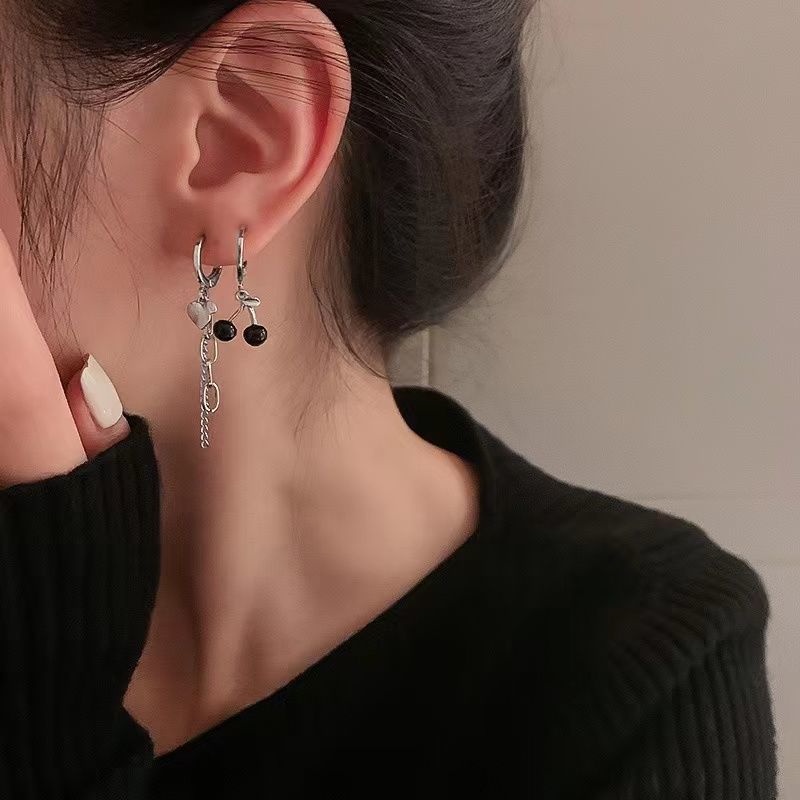 Set 4 / 6 Khuyên Tai Bạc Tua Rua Hình Trái Tim Màu Đen Thời Trang Cho Nữ