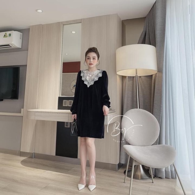 Váy nhung đen xuông cổ v phối ren