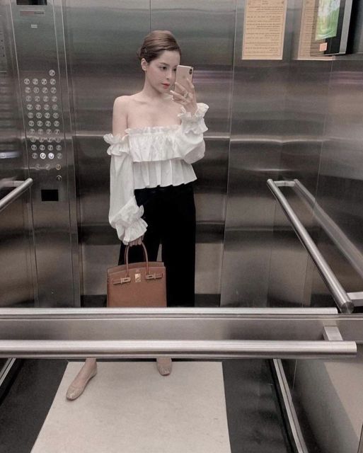 ÁO TRỄ VAI SIÊU XINH XẾP TẦNG 2 MÀU TRẮNG VÀ ĐEN - MARIS TOP | BigBuy360 - bigbuy360.vn