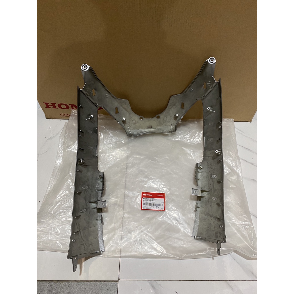 Bộ ốp nhựa quây trước - chữ M HONDA LEAD 110 đời Cũ năm 2009-2011 màu Bạc. 64301GGE900ZG