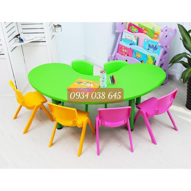 Chuyên cung cấp bàn nhựa hình vòng cung dành cho trẻ nhỏ mầm non
