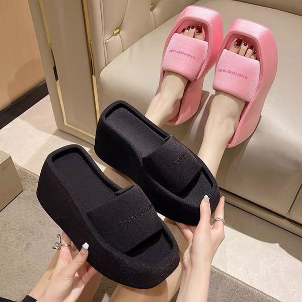 DÉP BÁNH MÌ KIỂU MỚI PHỐI CHỮ HÀNG QC