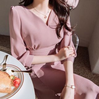 ĐẦM HỒNG CỔ V XẾP LI EO