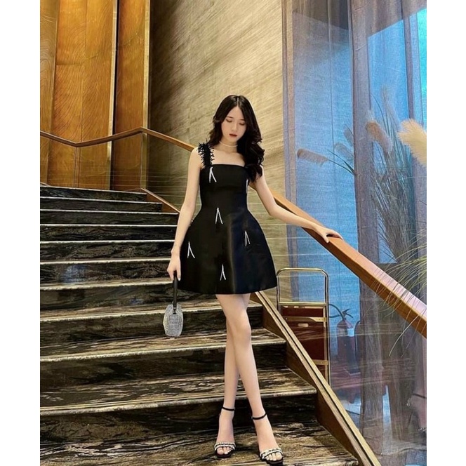 Đầm đen hai dây dự tiệc phối lông đính tua rua