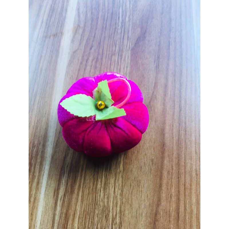 Gối ghim kim hình bí đỏ xinh xinh