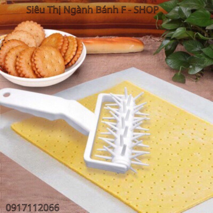 Dụng cụ làm bánh - Cây lăn đế Pizza - Cán lăn đục lỗ phụ kiện làm Pizza