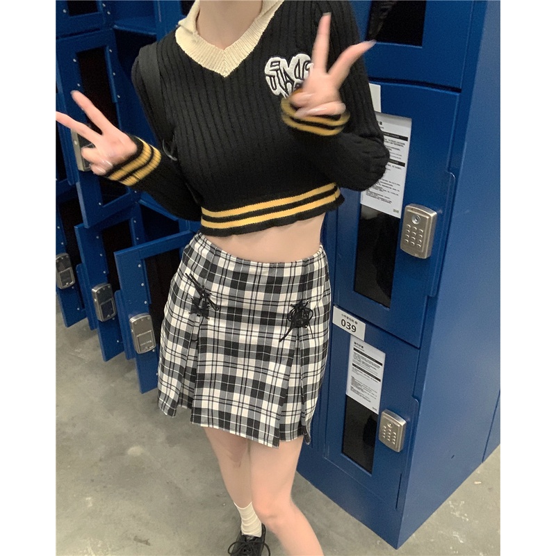 「MOTEL7」Bộ Áo Sweater Dệt Kim Dáng Ngắn Thêu Họa Tiết Màu Tương Phản + Chân Váy Ngắn Kẻ Sọc Kiểu Retro Mỹ Thời Trang Cho Nữ