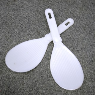 Set 2 muôi xúc cơm nơ nhựa