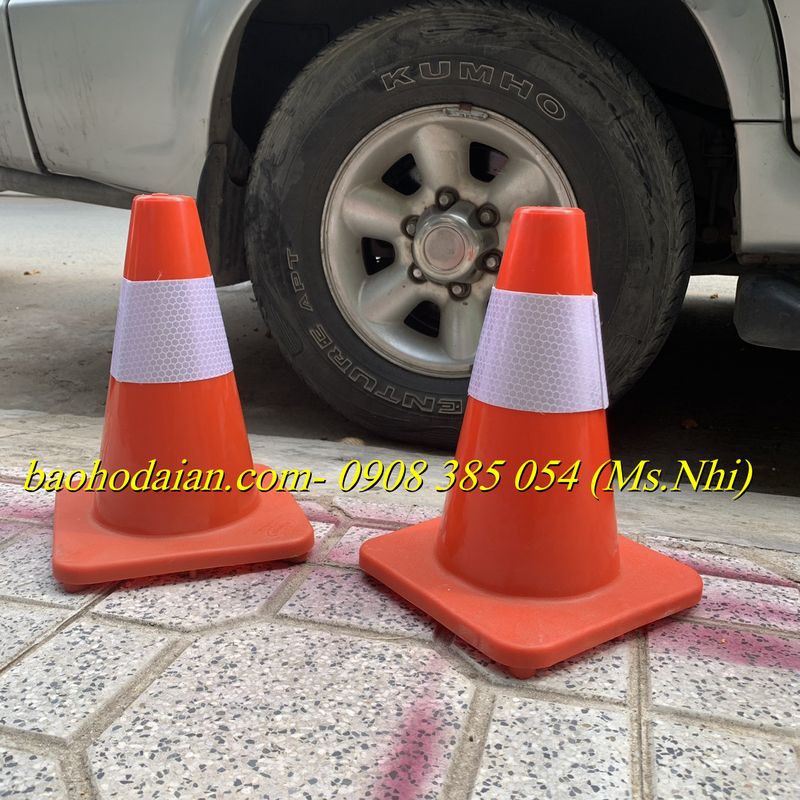 Cọc tiêu phân làn giao thông mini hình chóp cao 30cm- Hình thật