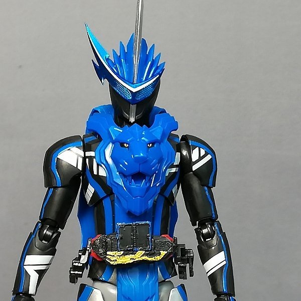 Mô hình SHF Kamen Rider Blades Lion Senki và kamen rider Saber Brave Dragon S.H.Figuarts Chính Hãng Bandai
