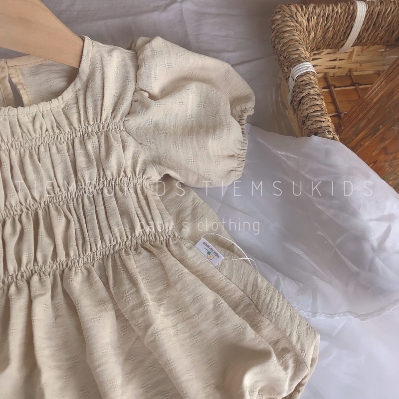 HÀNG THIẾT KẾ - Bộ đồ liền thân cài đũng nhún ngực tay vai bồng màu be kèm tuban cho bé