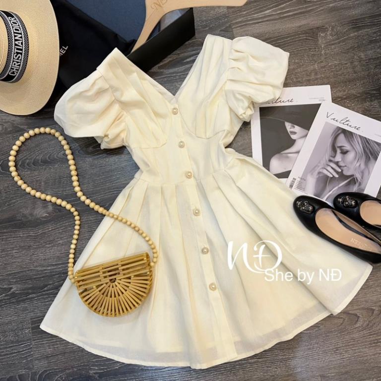 Váy trắng cổ V trước sau tay bồng khuy ngọc giữa | BigBuy360 - bigbuy360.vn
