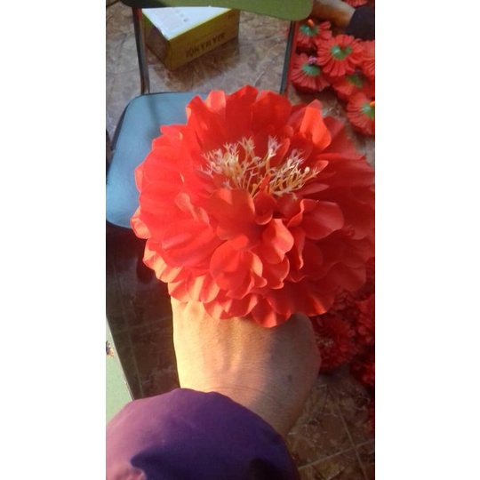 Sỉ 1 đôi hoa múa cho bé, hoa cẩm tú cầu màu đỏ, bằng vải lụa, có chun cài phía sau, kt 16cm