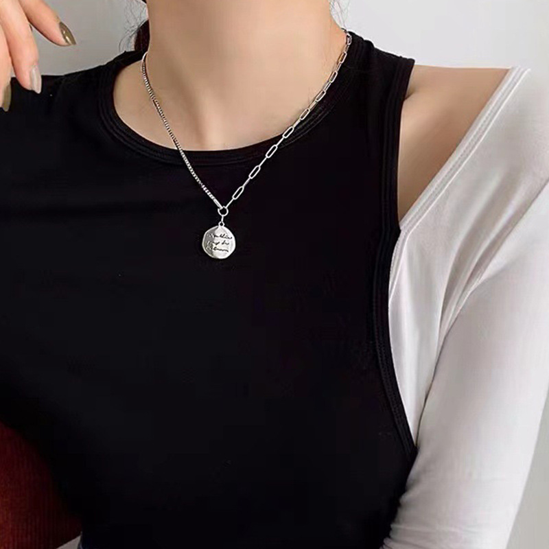 Dây Chuyền Thép Titan Mặt Tròn Khắc Chữ Phong Cách Hàn Quốc