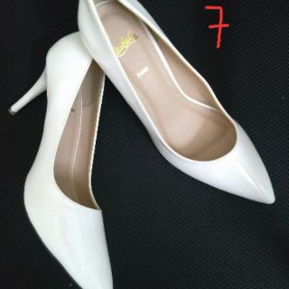 Giày trắng Louboutin 7p
