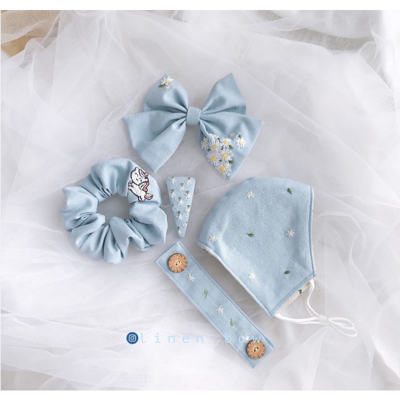 khẩu trang scrunchies và nơ thêu màu xanh dương